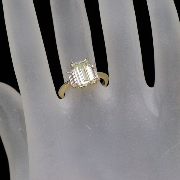 平和堂貿易 K18YG レクタンギュラーステップカット ダイヤモンド リング 2.560ct VLY VS2 D0.69ct 《セルビー銀座店》【中古】