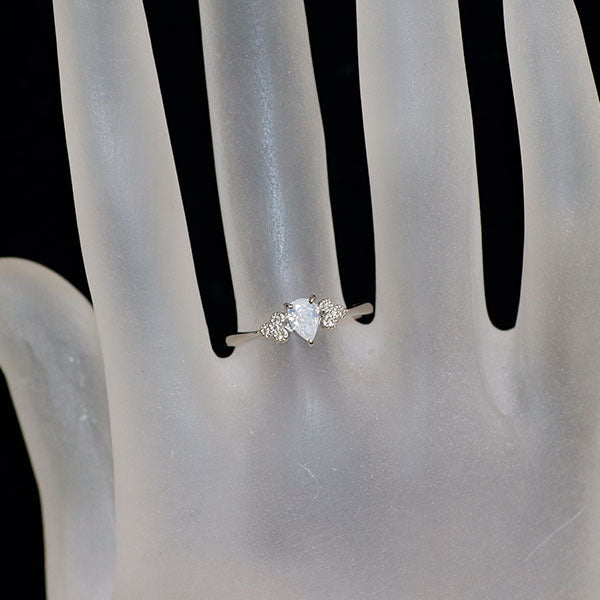 新品 Pt950 ペアシェイプ ファンシーホワイトダイヤモンド リング 0.300ct FW I1 D0.03ct 【エスコレ】