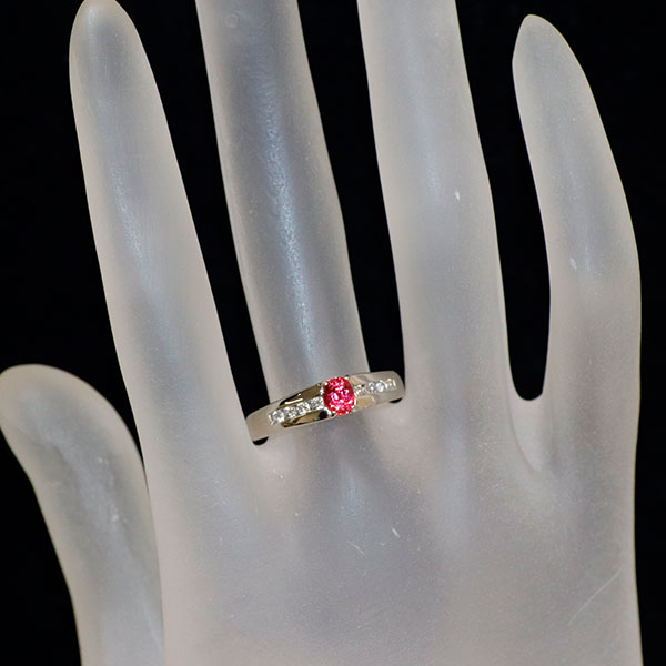 Pt900 強蛍光ピンクスピネル ダイヤモンド リング 0.403ct D0.17ct