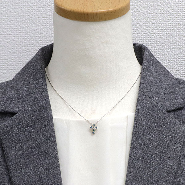 K18WG カラーレス/トリートブルー ダイヤモンド ペンダントネックレス 0.15ct クロス